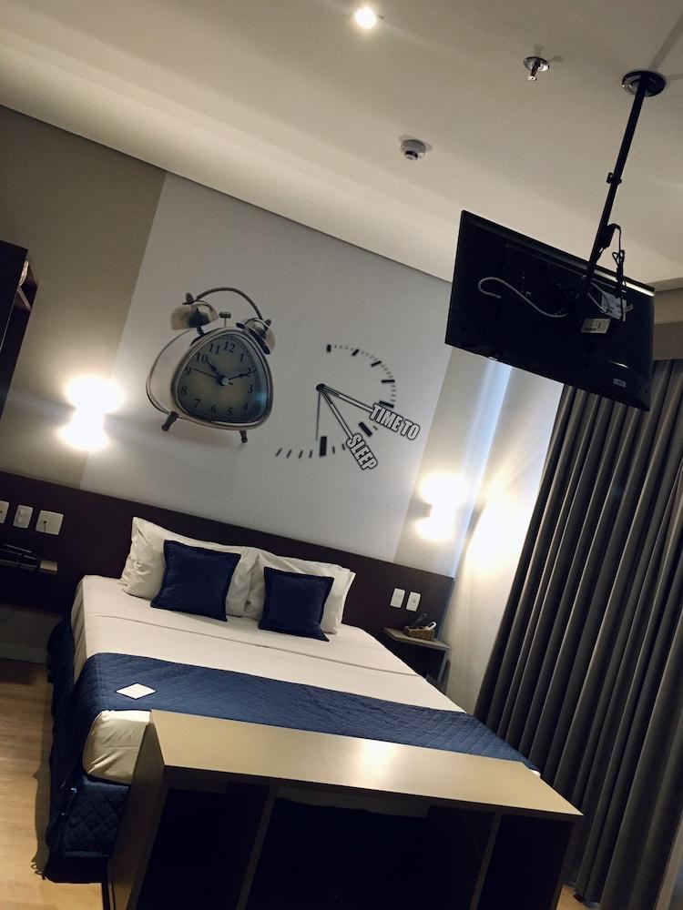 Hotel Summit Suítes 4*